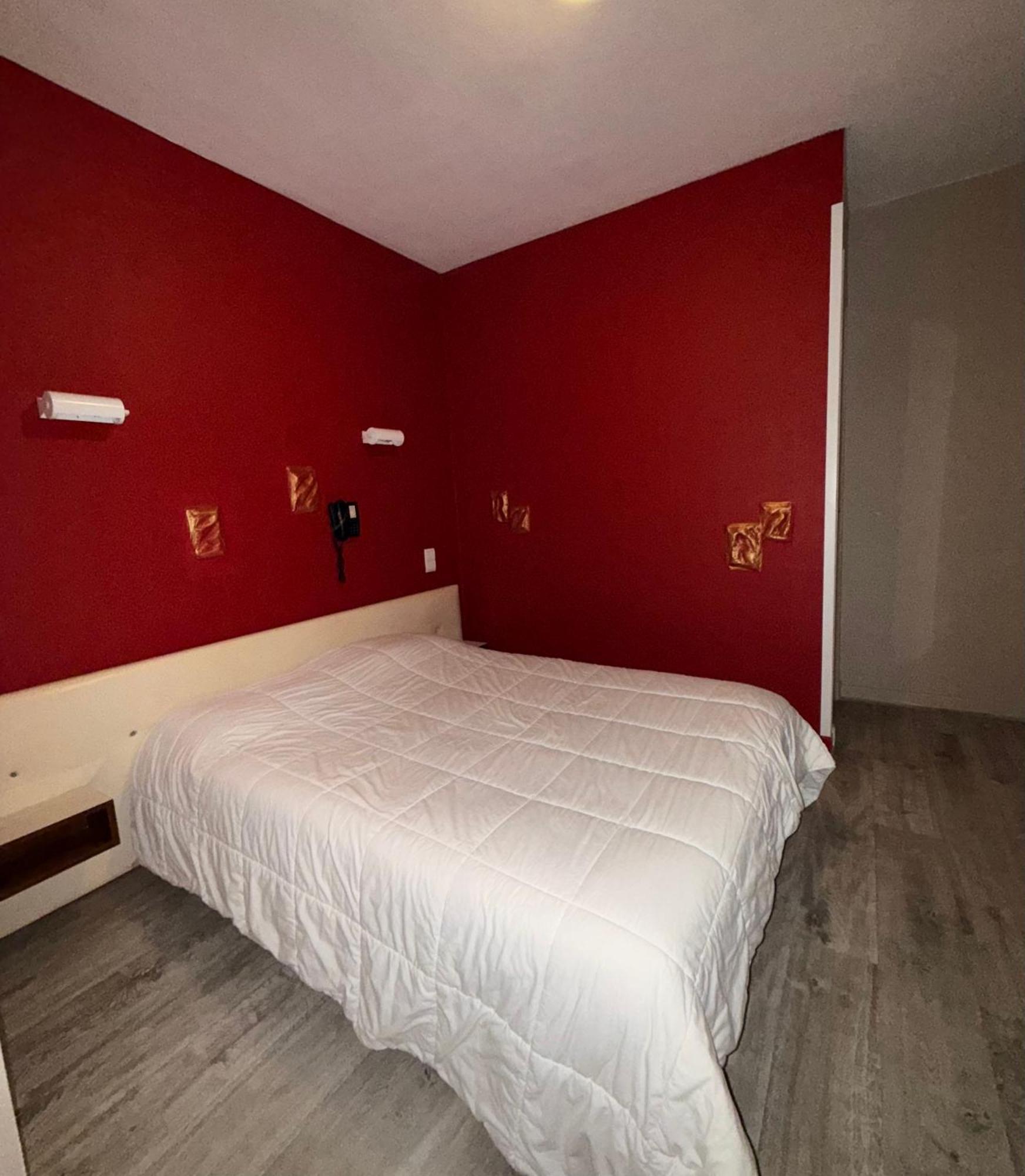 Le Relais De La Route Bleue Hotel Saint-Loup  Екстериор снимка